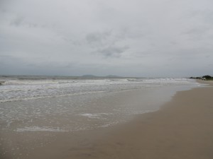 Dias chuvosos com pouca gente na beira da praia e muito transito em Itapoa 3