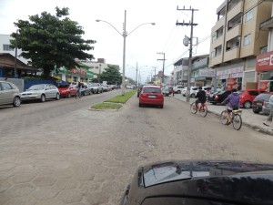 Dias chuvosos com pouca gente na beira da praia e muito transito em Itapoa 4