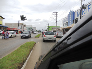 Dias chuvosos com pouca gente à beira da praia e muito trânsito em Itapoá