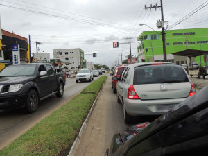 Dias chuvosos com pouca gente à beira da praia e muito trânsito em Itapoá