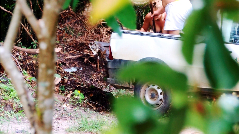 Print de vídeo do flagra de duas mulheres jogando lixo em terreno baldio na Barra do Saí em Itapoá