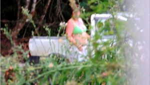 Print de vídeo do flagra de duas mulheres jogando lixo em terreno baldio na Barra do Saí em Itapoá