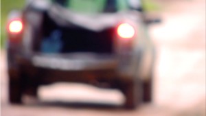 Print de vídeo do flagra de duas mulheres jogando lixo em terreno baldio na Barra do Saí em Itapoá