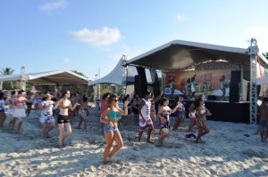 Aula de zumba integra o Projeto Esporte e Verão em Itapoá