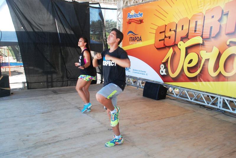 Aula de zumba integra o Projeto Esporte e Verão em Itapoá