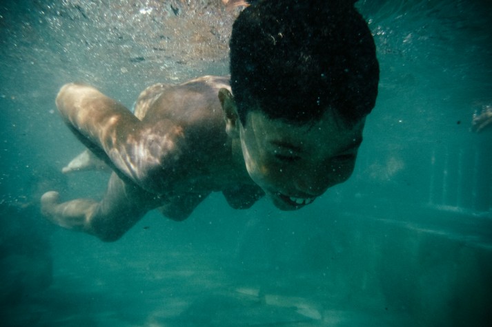 menino castor água mineral