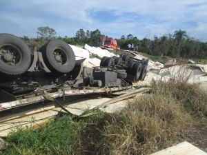 Condutor morre após tombar caminhão na SC-417 em Garuva