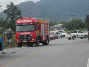 Condutor morre após tombar caminhão na SC-417 em Garuva