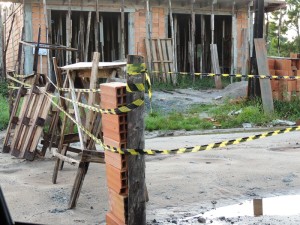 Interdição parcial de trecho da rua Vasco Nunes Balboa, na Barra do Saí, em Itapoá