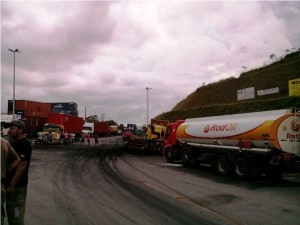 Manifestação de caminhoneiros bloqueia rodovia SC-416 em Itapoá