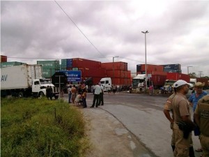 Manifestação de caminhoneiros bloqueia rodovia SC-416 em Itapoá