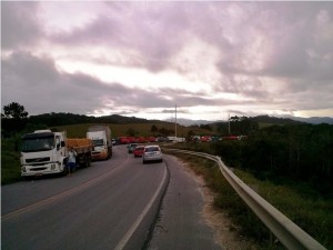 Manifestação de caminhoneiros bloqueia rodovia SC-416 em Itapoá