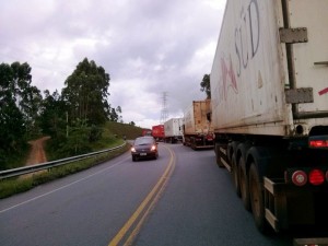 Manifestação de caminhoneiros bloqueia rodovia SC-416 em Itapoá