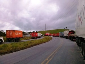 Manifestação de caminhoneiros bloqueia rodovia SC-416 em Itapoá