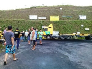 Manifestação de caminhoneiros bloqueia rodovia SC-416 em Itapoá