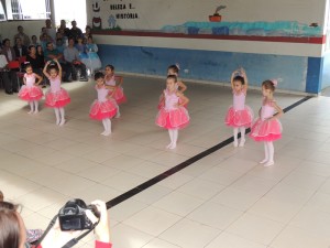 Obras na Escola Claiton Almir Hermes e asfalto são inaugurados no São José
