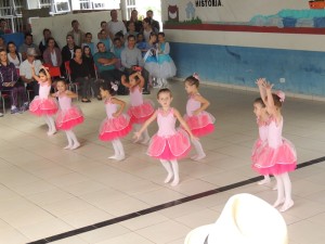 Obras na Escola Claiton Almir Hermes e asfalto são inaugurados no São José