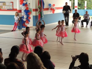 Obras na Escola Claiton Almir Hermes e asfalto são inaugurados no São José