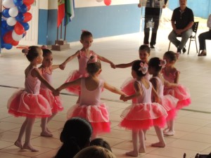 Obras na Escola Claiton Almir Hermes e asfalto são inaugurados no São José