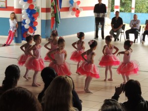 Obras na Escola Claiton Almir Hermes e asfalto são inaugurados no São José