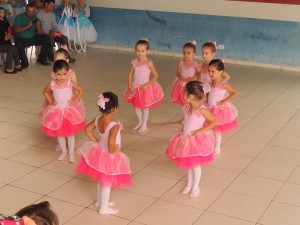 Obras na Escola Claiton Almir Hermes e asfalto são inaugurados no São José