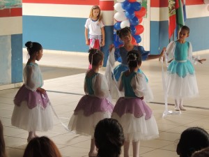 Obras na Escola Claiton Almir Hermes e asfalto são inaugurados no São José