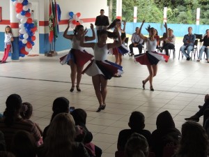 Obras na Escola Claiton Almir Hermes e asfalto são inaugurados no São José