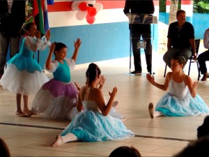 Obras na Escola Claiton Almir Hermes e asfalto são inaugurados no São José
