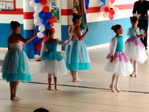 Obras na Escola Claiton Almir Hermes e asfalto são inaugurados no São José