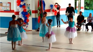 Obras na Escola Claiton Almir Hermes e asfalto são inaugurados no São José