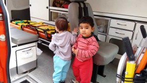 Bombeiros de Itapoá recebem visita de crianças da Creche Mundo Encantado