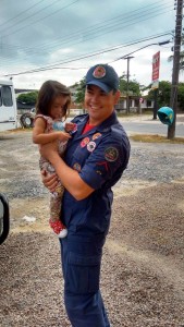 Bombeiros de Itapoá recebem visita de crianças da Creche Mundo Encantado