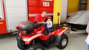 Bombeiros de Itapoá recebem visita de crianças da Creche Mundo Encantado