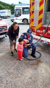 Bombeiros de Itapoá recebem visita de crianças da Creche Mundo Encantado
