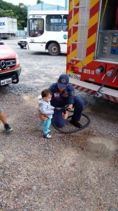 Bombeiros de Itapoá recebem visita de crianças da Creche Mundo Encantado