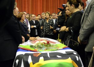 Corpo de Luiz Henrique da Silveira é enterrado com honras militares