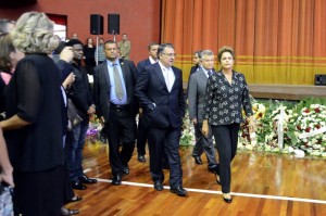 Corpo de Luiz Henrique da Silveira é enterrado com honras militares