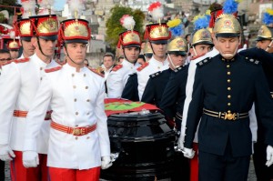 Corpo de Luiz Henrique da Silveira é enterrado com honras militares