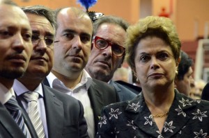 Corpo de Luiz Henrique da Silveira é enterrado com honras militares