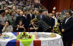 Corpo de Luiz Henrique da Silveira é enterrado com honras militares