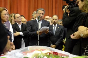 Corpo de Luiz Henrique da Silveira é enterrado com honras militares