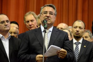 Corpo de Luiz Henrique da Silveira é enterrado com honras militares