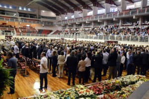 Corpo de Luiz Henrique da Silveira é enterrado com honras militares