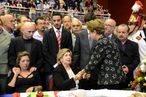 Corpo de Luiz Henrique da Silveira é enterrado com honras militares