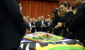 Corpo de Luiz Henrique da Silveira é enterrado com honras militares