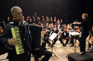 Corpo de Luiz Henrique da Silveira é enterrado com honras militares