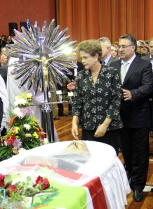 Corpo de Luiz Henrique da Silveira é enterrado com honras militares