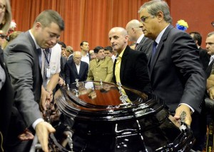 Corpo de Luiz Henrique da Silveira é enterrado com honras militares