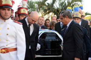 Corpo de Luiz Henrique da Silveira é enterrado com honras militares