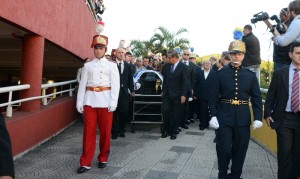 Corpo de Luiz Henrique da Silveira é enterrado com honras militares